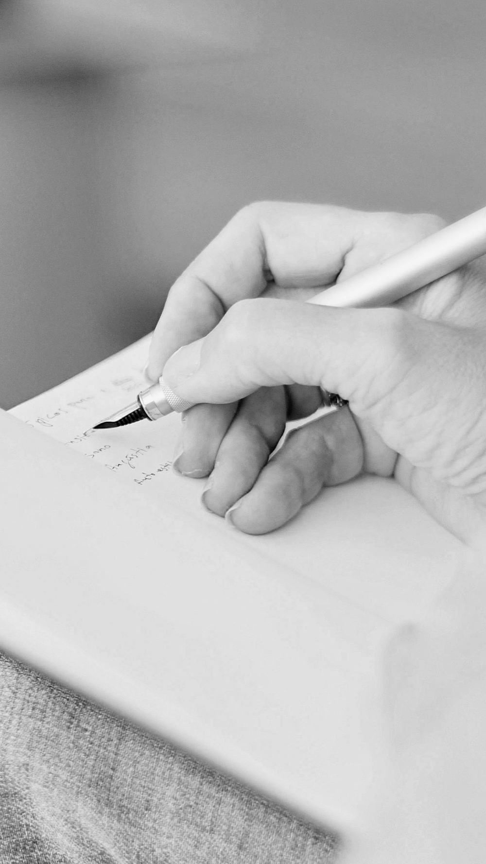 手帳に万年筆で書きとめる手