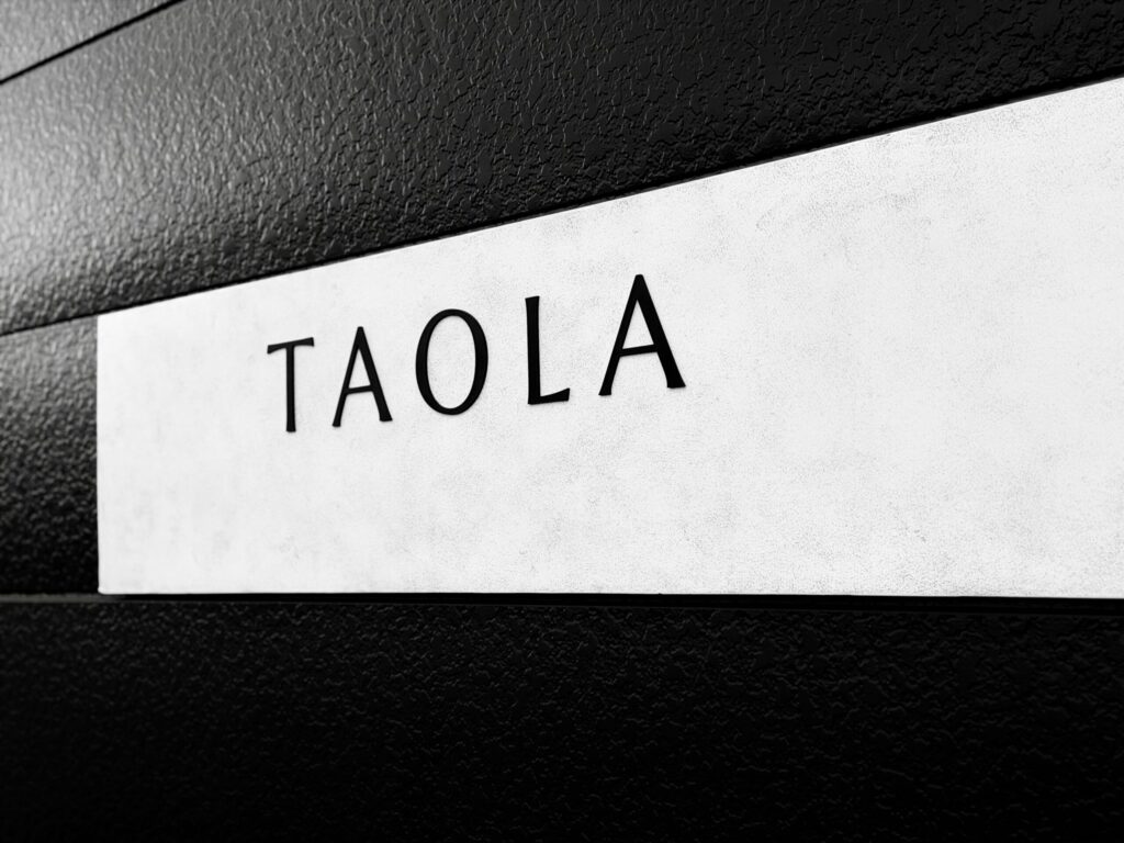 サロンの入り口の、TAOLAの看板